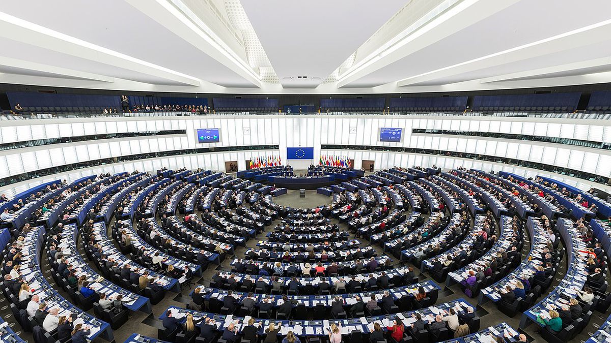 Na zdjęciu europosłowie w trakcie posiedzenia Parlamentu Europejskiego