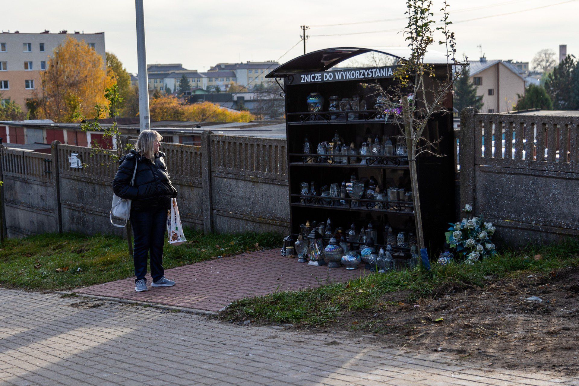 Dla osób wolących dbać o planetę, zamiast kupowania, jest możliwość wzięcia zniczy za darmo ze specjalnej półki.