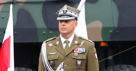 Polski generał wycofany z Kwatery Głównej NATO. Media ujawniają kulisy