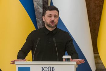 Zełenski powołał się na raport służb. Rosja miała szantażować USA