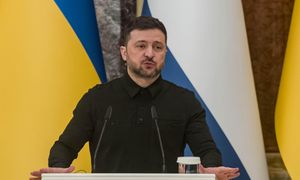 Zełenski powołał się na raport służb. Rosja miała szantażować USA