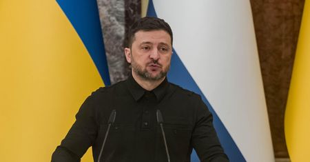 Zełenski powołał się na raport służb. Rosja miała szantażować USA