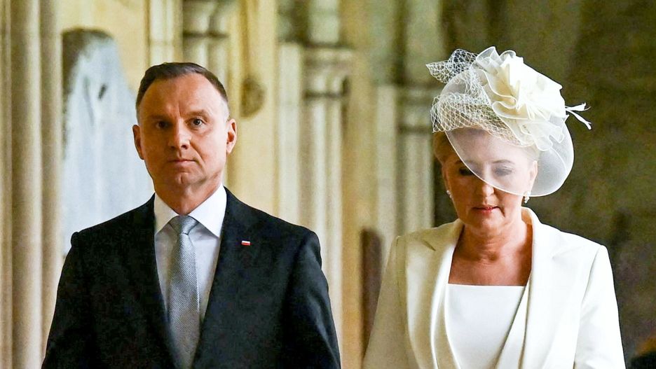 Prezydent Andrzej Duda z ma??onk? na koronacji Karola III
Polish President Andrzej Duda (L) and hiw wife Agata Kornhauser-Duda arrive to take their seats inside Westminster Abbey in central London on May 6, 2023, ahead of the coronations of Britain's King Charles III and Britain's Camilla, Queen Consort. - The set-piece coronation is the first in Britain in 70 years, and only the second in history to be televised. Charles will be the 40th reigning monarch to be crowned at the central London church since King William I in 1066. Outside the UK, he is also king of 14 other Commonwealth countries, including Australia, Canada and New Zealand. Camilla, his second wife, will be crowned queen alongside him, and be known as Queen Camilla after the ceremony. (Photo by Ben Stansall / POOL / AFP)
BEN STANSALL