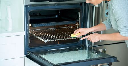 Babciny sposób na zabrudzony piekarnik. Weź tylko 2 produkty, które masz w kuchni