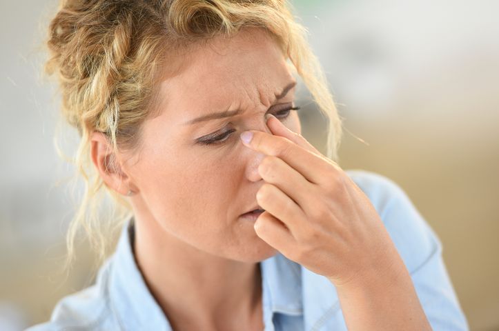 Domowe sposoby na ból zatok mogą uwzględniać płukanie zatok lub inhalacje.
