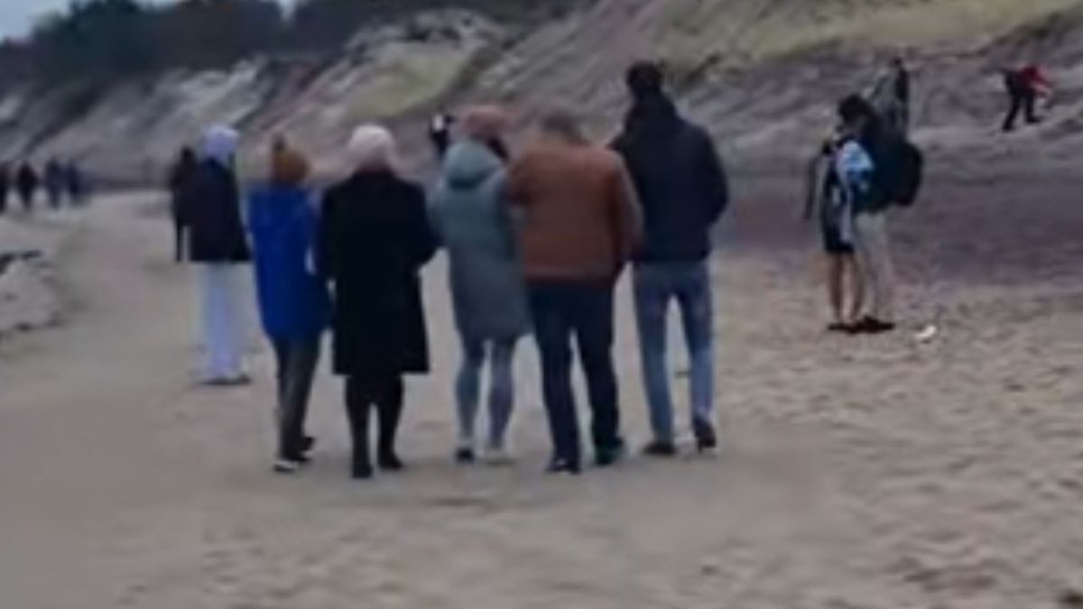 Ludzie ruszyli na plażę w Mielnie.