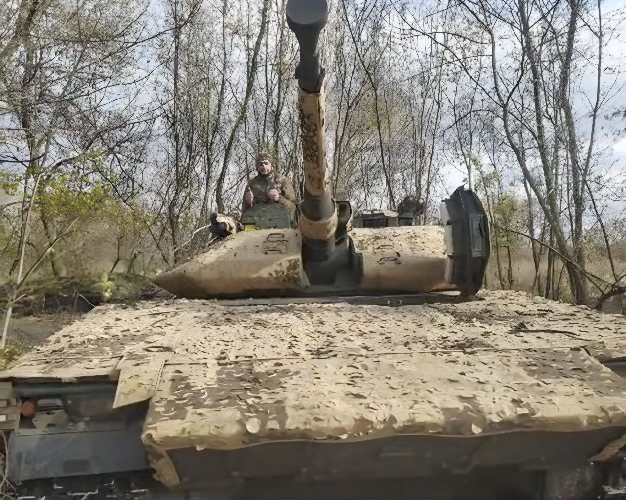 CV90 w Ukrainie z kamuflażem Barracuda MCS.