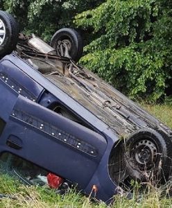Pędził na wesele. Po dachowaniu zaproponował policjantom łapówkę