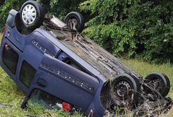 Pędził na wesele. Po dachowaniu zaproponował policjantom łapówkę