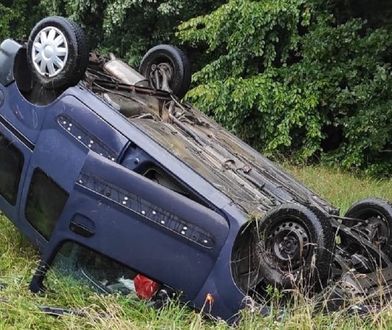 Pędził na wesele. Po dachowaniu zaproponował policjantom łapówkę