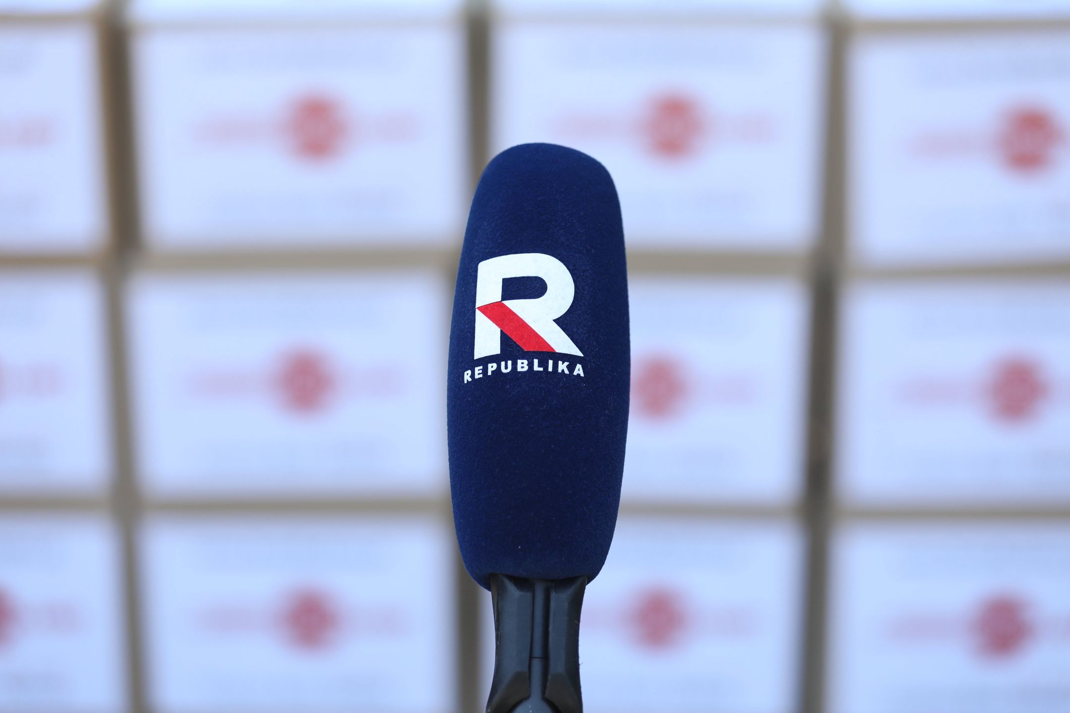 Zamiast płacić kary za rezygnację z reklam, wyemitują spoty o walce z rasizmem?