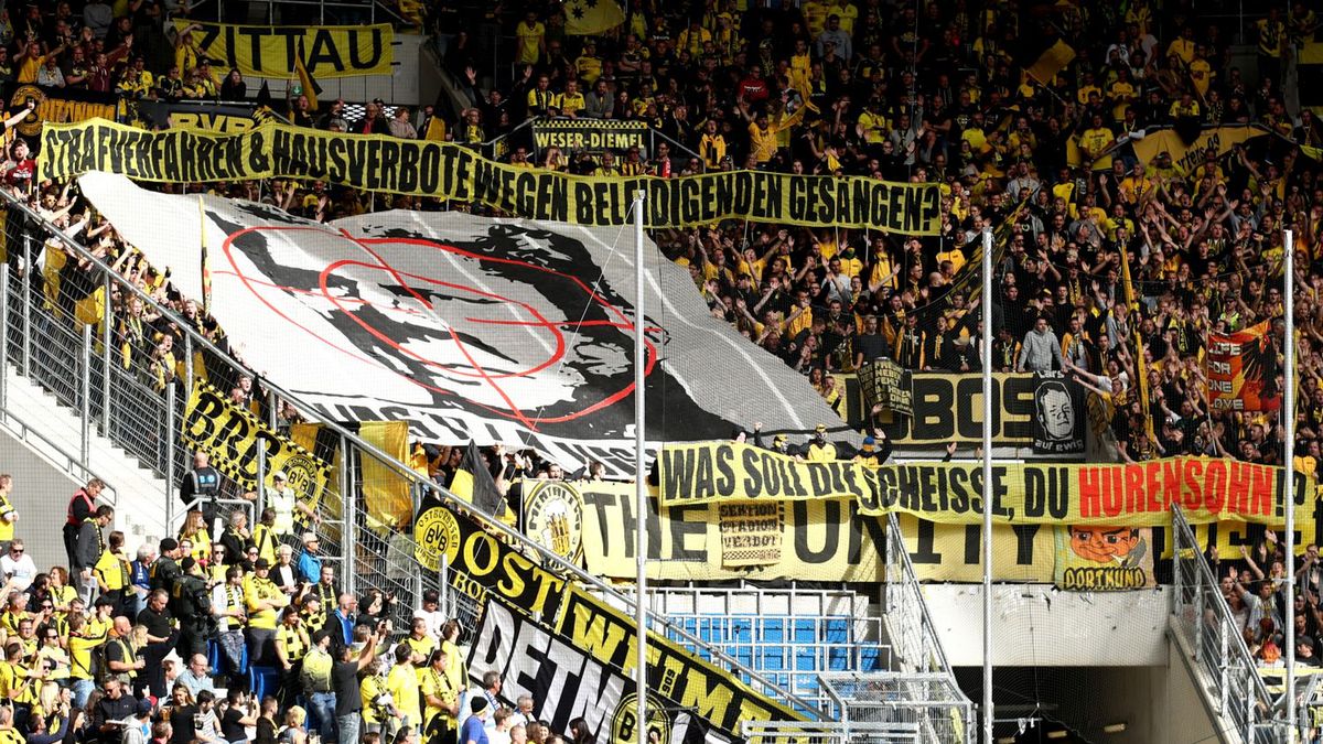 transparent kibiców Borussii Dortmund z podobizną Dietmara Hoppa, właściciela Hoffenheim