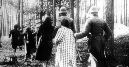 Niemcy spalili wieś za pomaganie Żydom. Tragedia Cisiów (1943)