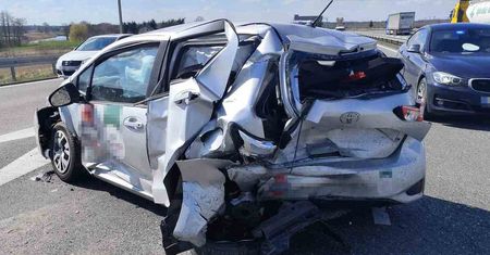 Cofała na ekspresówce. Wypadek z udziałem czterech pojazdów