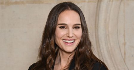 Natalie Portman przywróci garsonki? Spójrzcie na jej stylizację z pokazu Diora