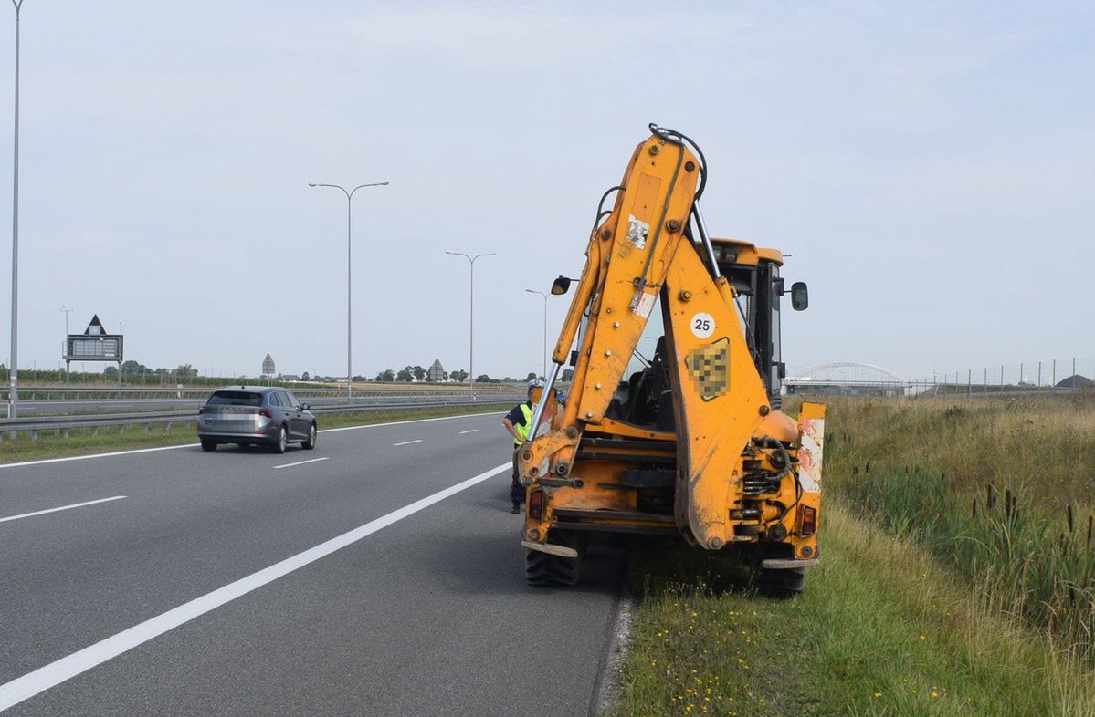 Koparką po autostradzie. 22-latek wskazał winnego