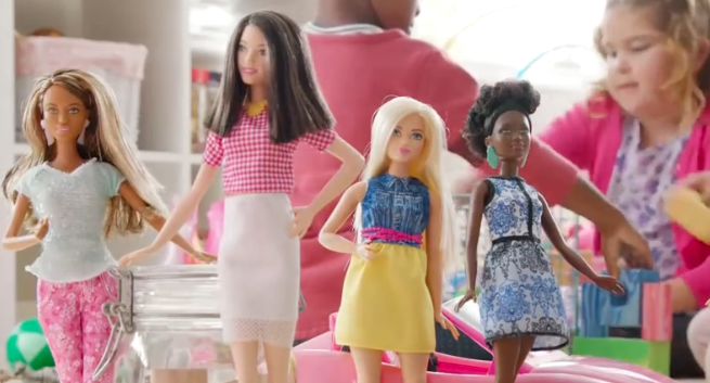 Projektanci i dzieci reklamują zmienione lalki Barbie (wideo)