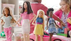 Projektanci i dzieci reklamują zmienione lalki Barbie (wideo)