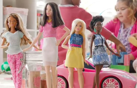 Projektanci i dzieci reklamują zmienione lalki Barbie (wideo)