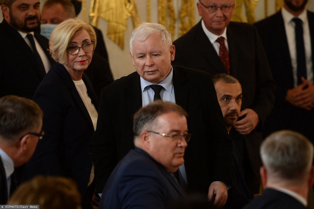 Jarosław Kaczyński spóźniony na prezydencką uroczystość. Politycy komentują zachowanie