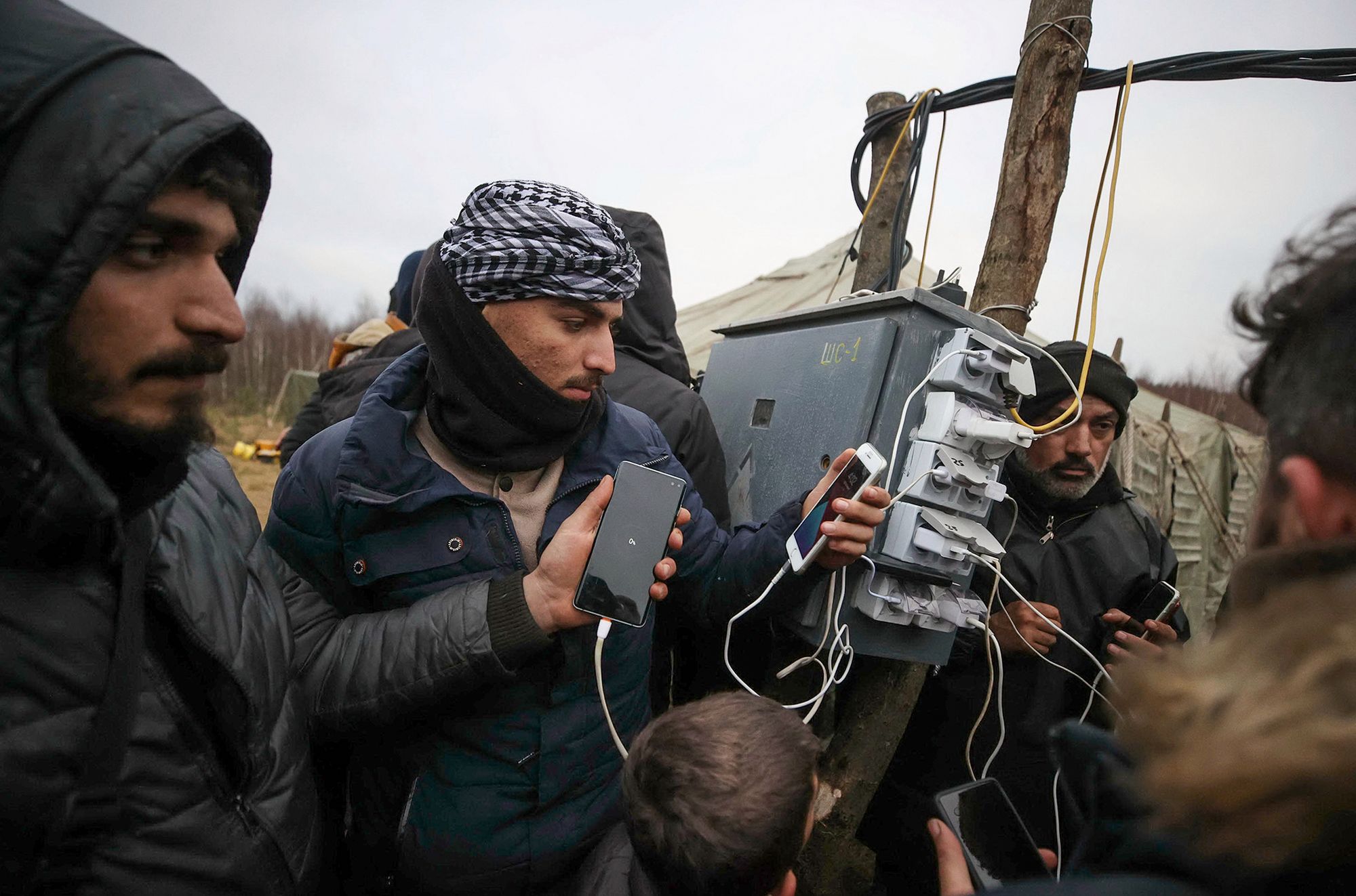 Kryzys na granicy: Białorusini pomagają budować obóz migrantom i dostarczają im prąd 4