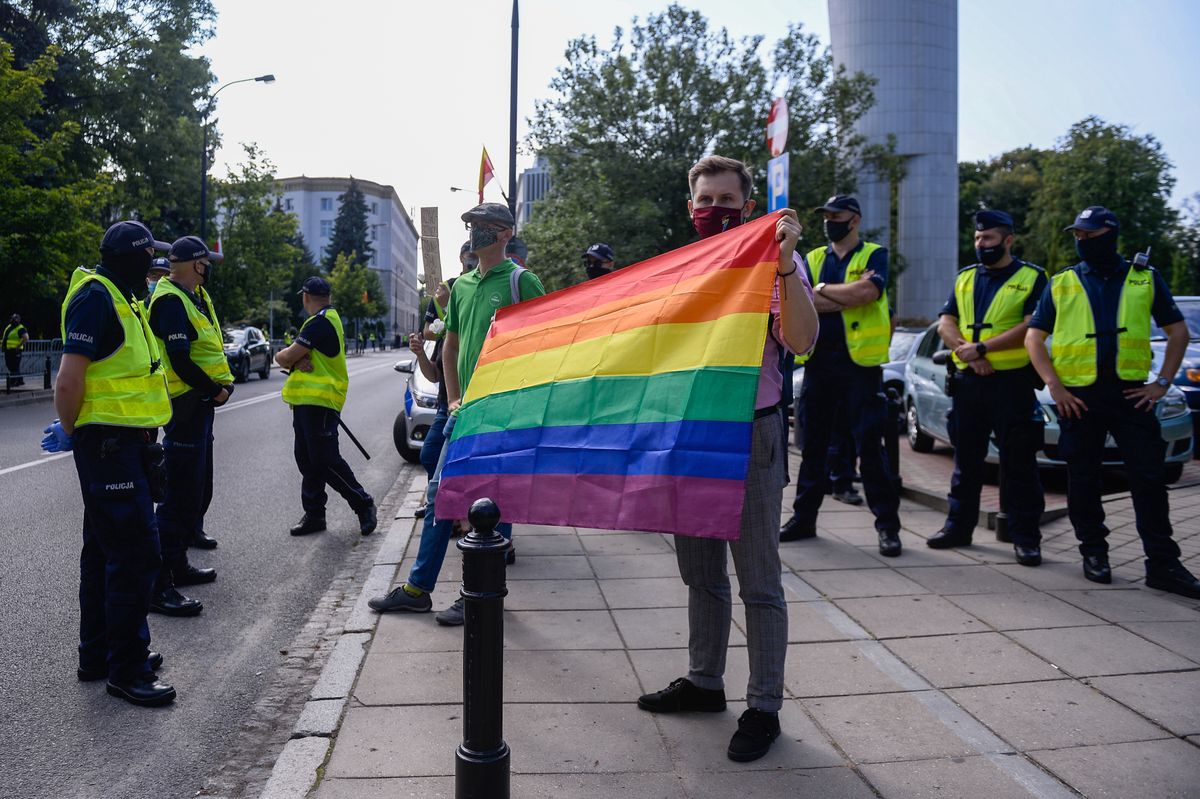 Rządowy pełnomocnik o strefach anty LGBT: nie będzie ingerencji rządu. Na fot. protest w sprawie dyskryminacji osób ze środowisk LGBT