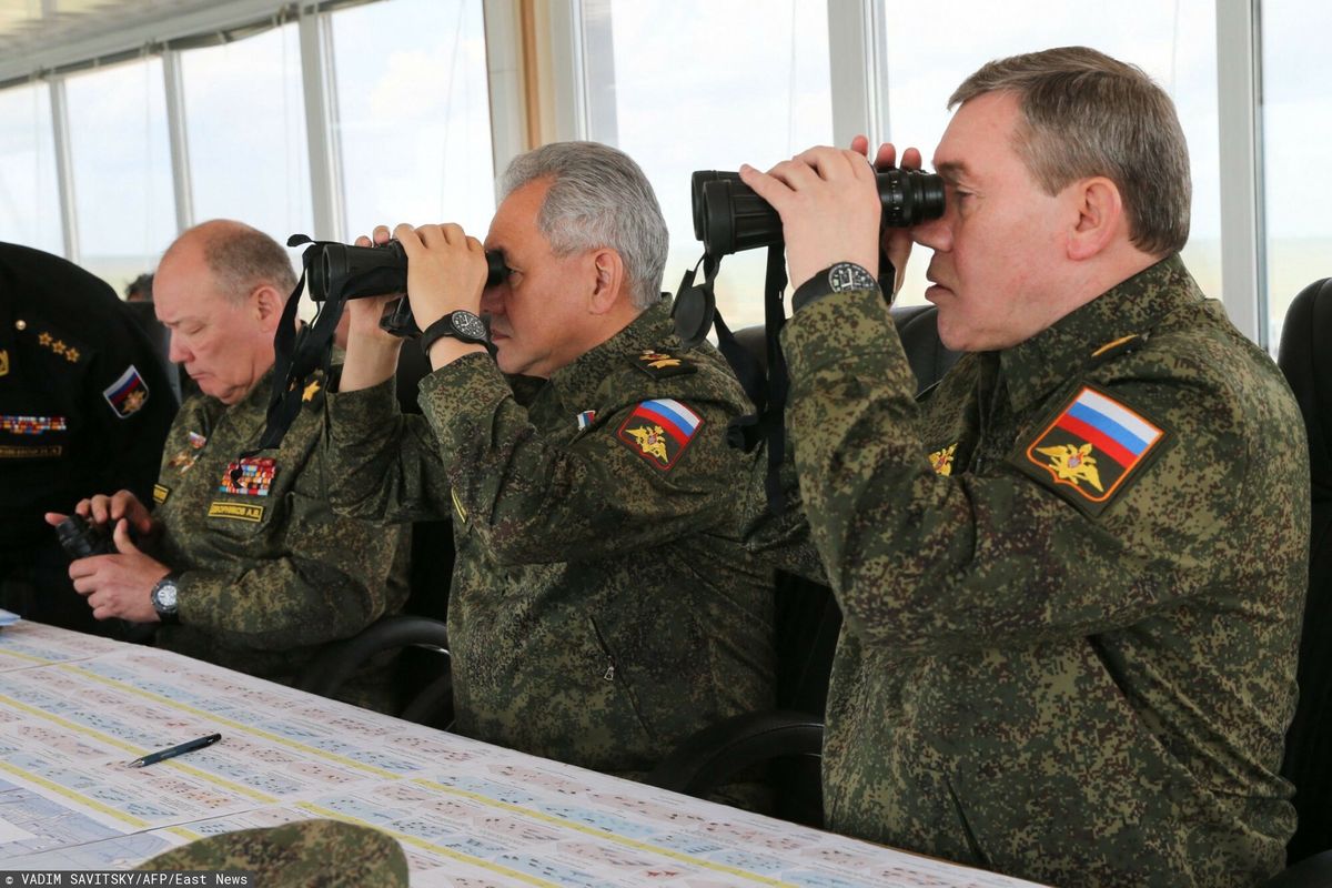 Rosyjskie ćwiczenia wojskowe na Krymie. Po prawej gen. Walerij Gierasimow, w środku minister obrony Federacji Rosyjskiej Siergiej Szojgu 