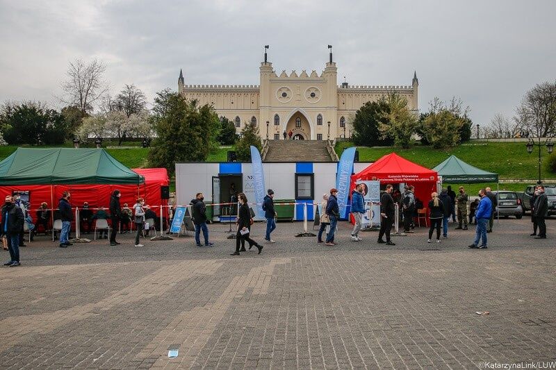 Pierwszego dnia w mobilnym punkcie na pl. Zamkowym zaszczepiło się 600 osób