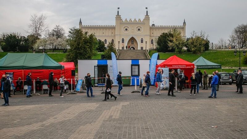 Mobilny punkt szczepień na Placu Zamkowym w Lublinie