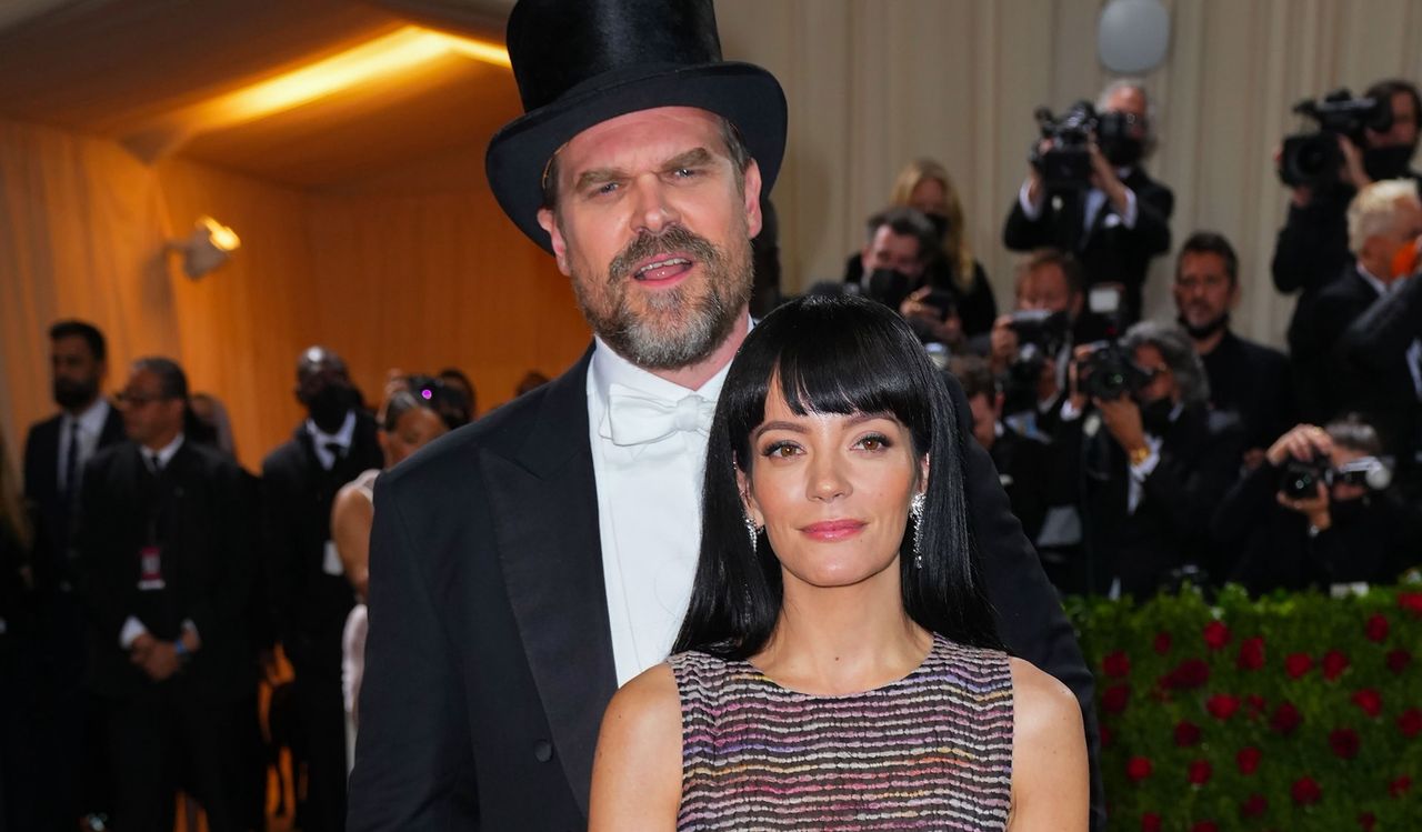 Załamana Lily Allen wyjawiła, że mąż David Harbour ją zdradzał. Korzystał z aplikacji