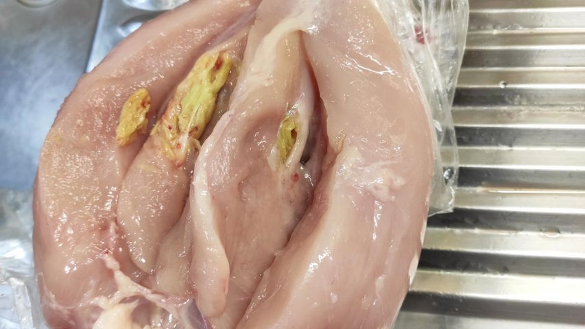 Klient pokazał na Facebooku mięso z podejrzanym nalotem, które kupił w markecie