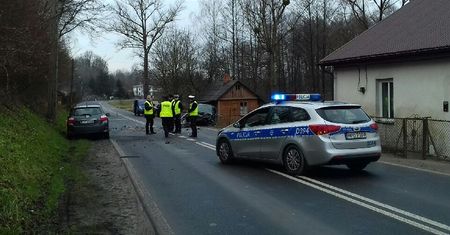 Wypadek w Wąwolnicy. Czołowe zderzenie dwóch aut. Wśród rannych są dzieci