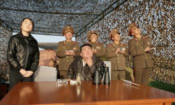 Zdjęcia Kim Dzong Una z córką. Oglądali wystrzał rakiet