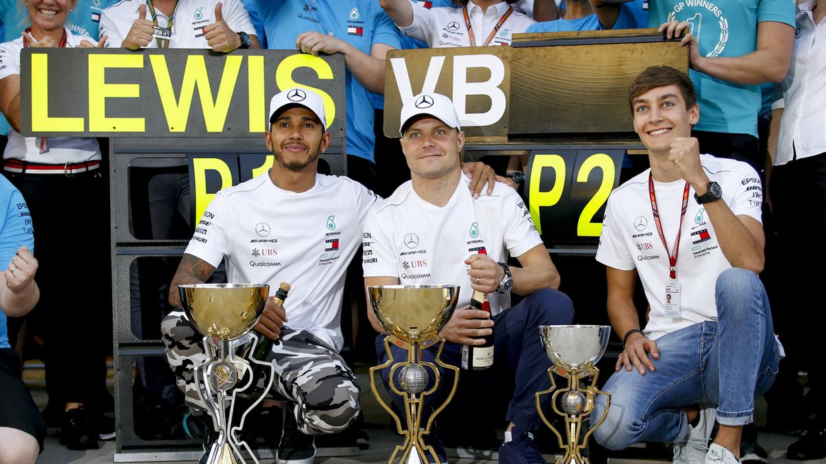 Materiały prasowe / Mercedes / Na zdjęciu: Lewis Hamilton (po lewej) i Valtteri Bottas po wyścigu w Rosji