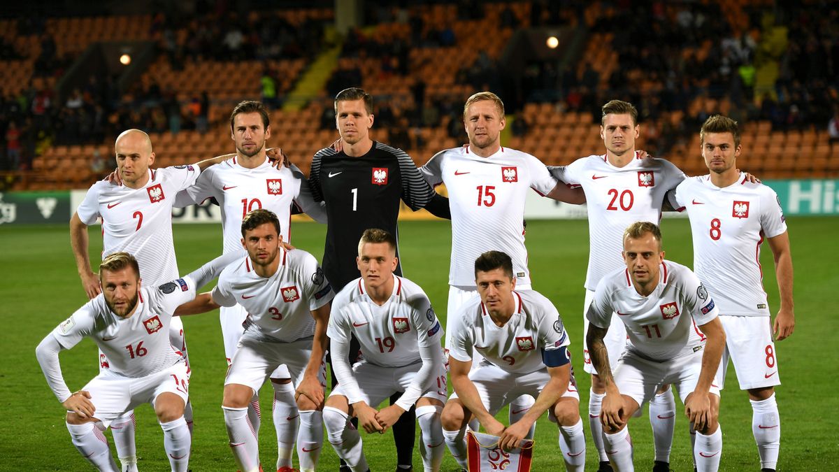 Piłkarze reprezentacji Polski pozują do zdjęcia przed meczem eliminacyjnym mistrzostw świata z Armenią w Erywaniu