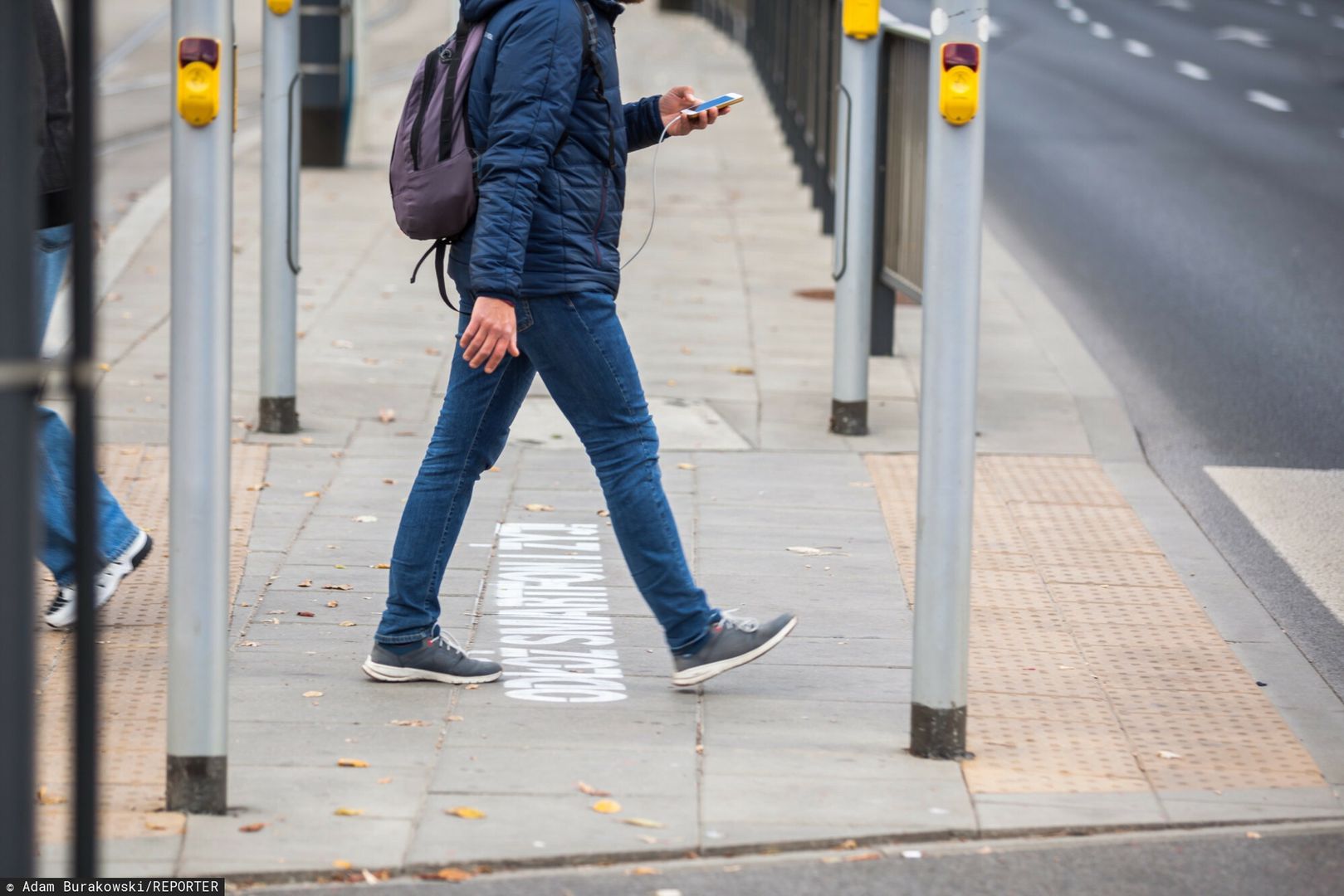 Uczniów czekają zmiany. Kolejny kraj zakazuje smartfonów w szkole