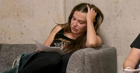Millie Bobby Brown ma skomplikowaną relację z Davidem Harbourem.