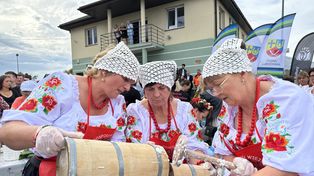 Panie ubijały masło na czas. Tradycyjny konkurs na Powiatowym Festiwalu Masła w Lubochni 2026