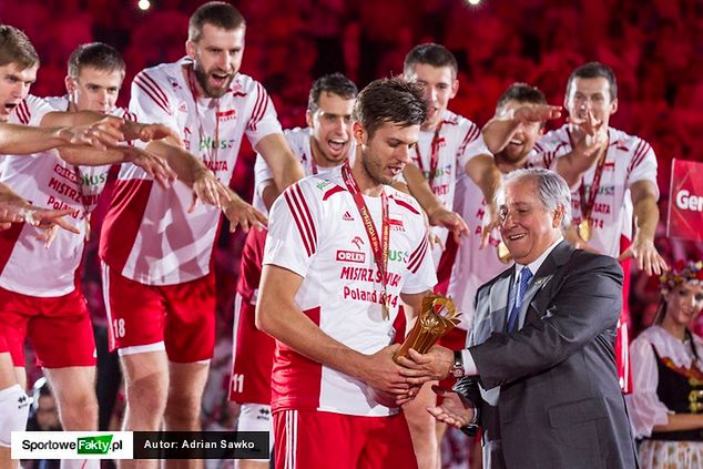 Puchar w rękach kapitana, teraz do obejrzenia w Rzeszowie