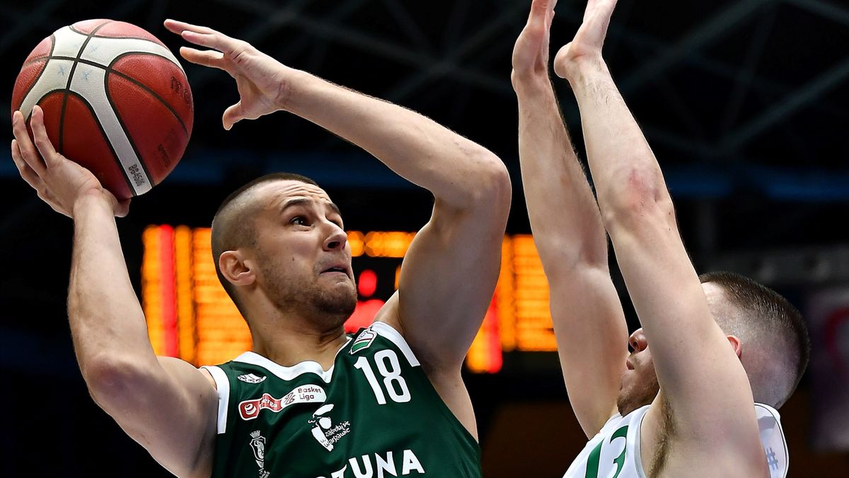 PAP / Maciej Kulczyński / Na zdjęciu: koszykarz Śląska Wrocław Mariusz Konopatzki (z lewej) i Strahinja Jovanovic (z prawej) z Legii Warszawa