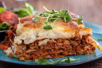 Tak Włosi robią lasagne. Jedna blacha zaspokaja apetyt dużej rodziny