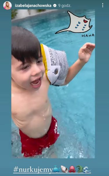Synek Izy Janachowskiej uczy się pływać