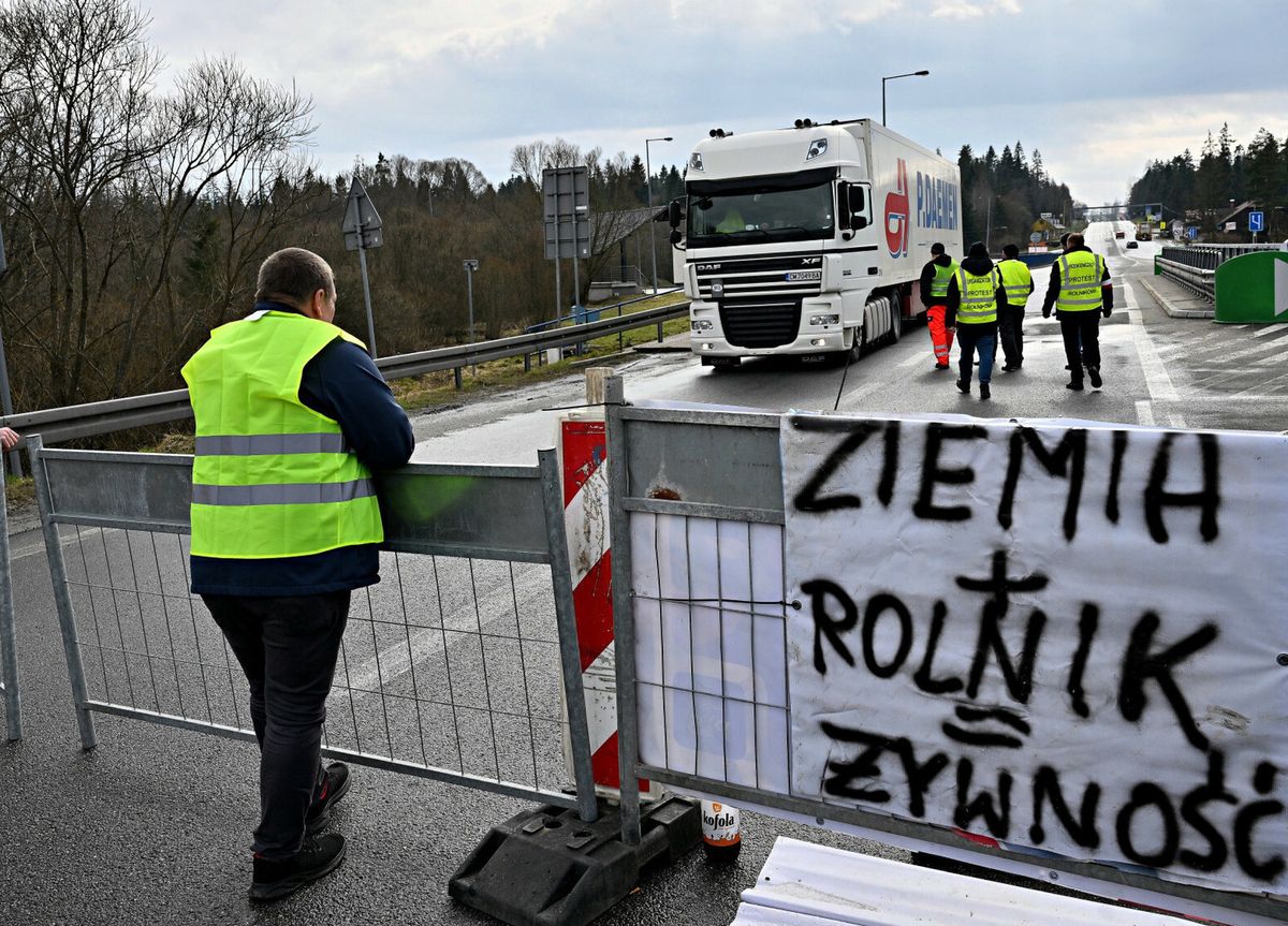 Protest rolników. Na zdjęciu blokada przejścia granicznego w Chyżnem. Jednak 20 marca rolnicy planują około 600 protestów na drogach