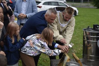 Wałbrzych: Popłynął miód w miejskiej pasiece z recyklingu. To czwarte miodobranie w Starej Kopalni. Zdjęcia