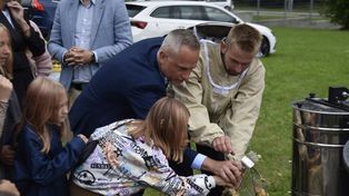 Wałbrzych: Popłynął miód w miejskiej pasiece z recyklingu. To czwarte miodobranie w Starej Kopalni. Zdjęcia