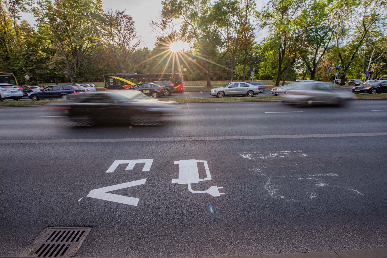 Symbol auta z wtyczką oraz litery EV - tak wygląda nowy, poziomy znak z Łodzi.