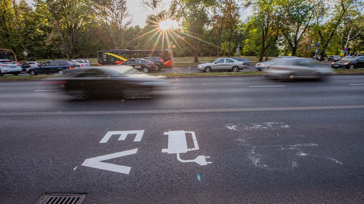 Symbol auta z wtyczką oraz litery EV - tak wygląda nowy, poziomy znak z Łodzi.
