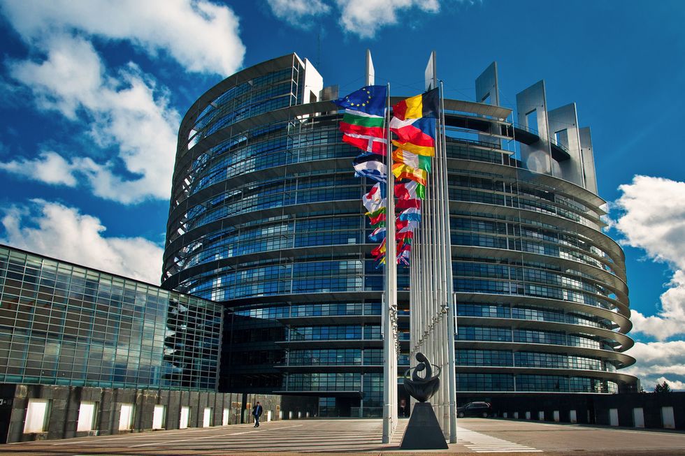 Zdjęcie budynku Parlamentu Europejskiego pochodzi z serwisu Shutterstock. Autor: Botond Horvath