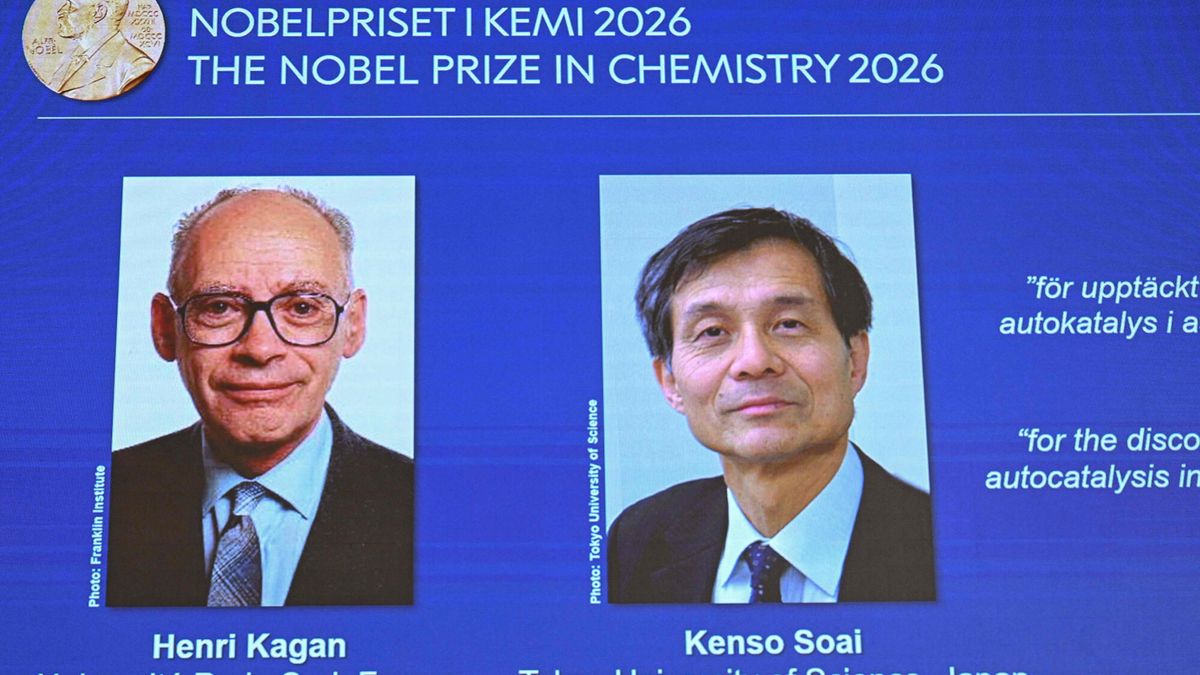 Nobel 2026 - chemia
A screen displays this year's laureates Henri Kagan of France and Kenso Soai from Japan during the announcement of the winners of the 2026 Nobel Prize in Chemistry at the Royal Swedish Academy of Sciences in Stockholm, Sweden, on October 7, 2026. France's Henri Kagan and Japan's Kenso Soai on October 7, 2026 won the Nobel Prize in Chemistry for research into molecules' mirror images, decisive for the development of pharmaceuticals.
The researchers were honoured "for the discovery of non-linear effects and autocatalysis in asymmetric organic synthesis", the jury said. (Photo by Jonathan Nackstrand / AFP)
JONATHAN NACKSTRAND
