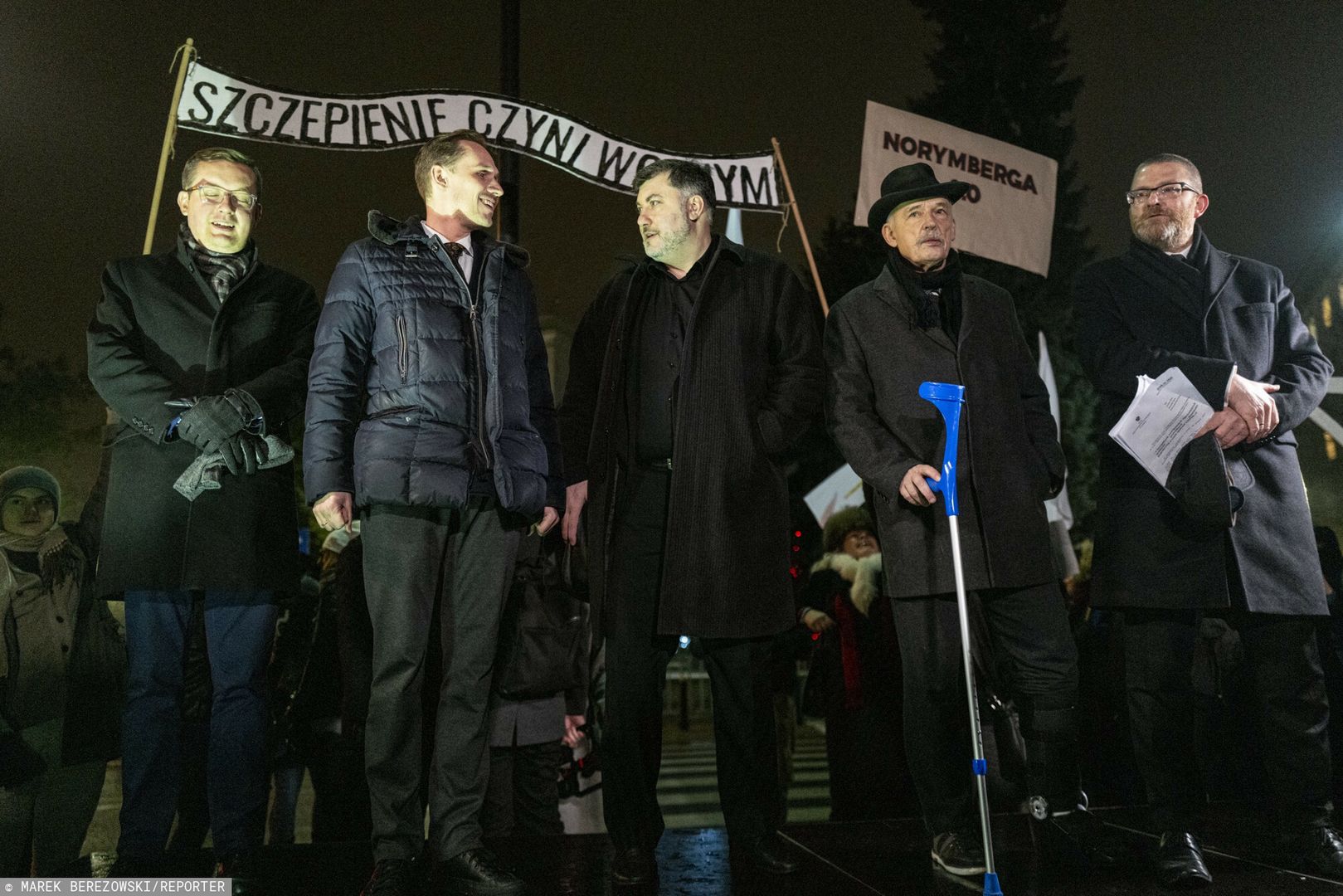 Pikieta Do?? segregacji sanitarnej14.12.2021 Warszawa  Pikieta Dosc segregacji sanitarnej. n/z Robert Winnicki, Konrad Berkowicz, Artur Dziambor, Janusz Korwin-Mikke, Grzegorz Braun. fot. Marek M Berezowski/REPORTERMarek M Berezowski/REPORTER